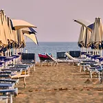 Beachside With Outdoor Space Апартаменты