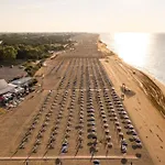 Beachside With Outdoor Space Апартаменты