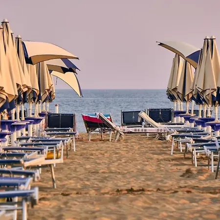 Beachside With Outdoor Space Lägenhet