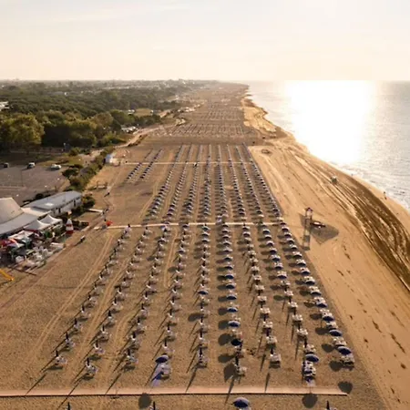 Beachside With Outdoor Space Lägenhet