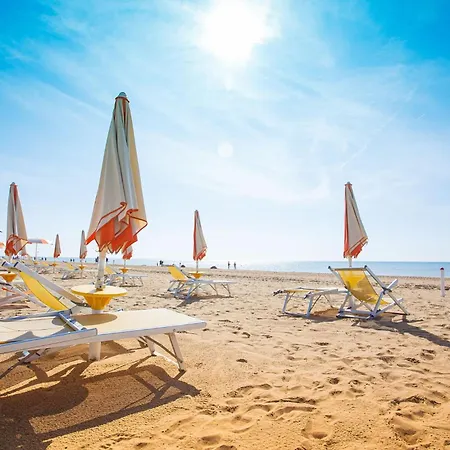 Beachside With Outdoor Space Апартаменты